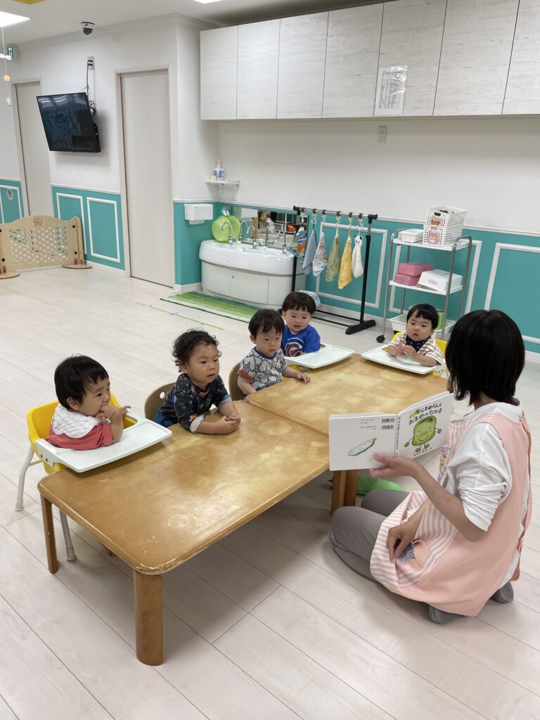 そら豆の皮むき(1歳児)