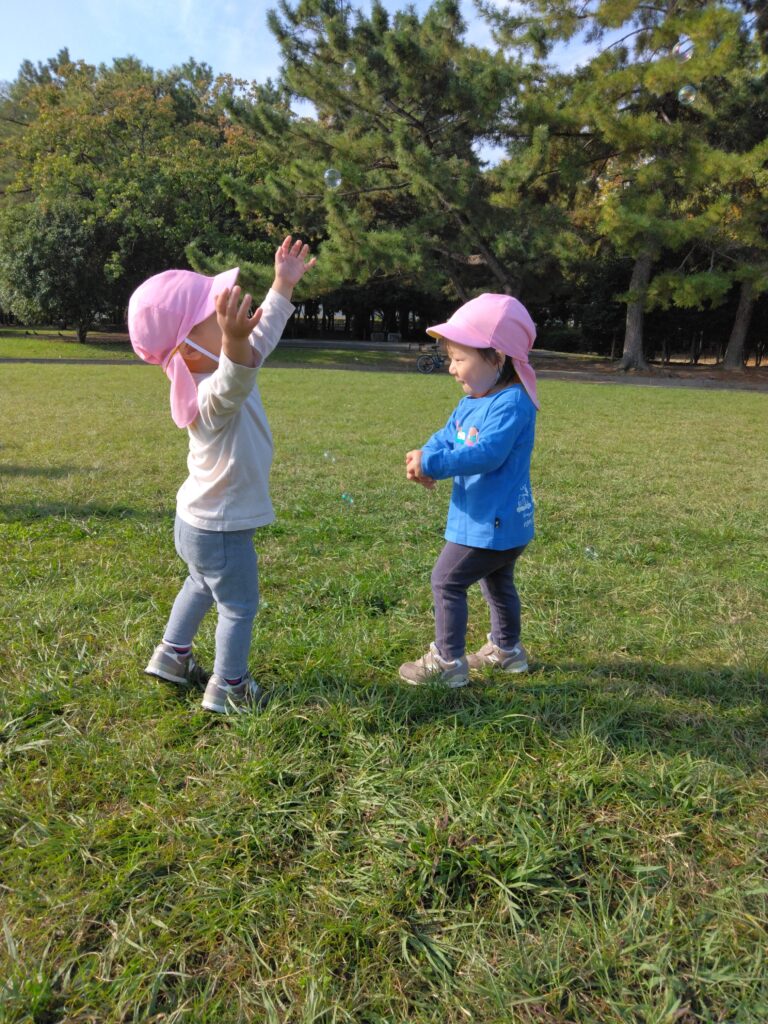 芝生の上でのびのびと